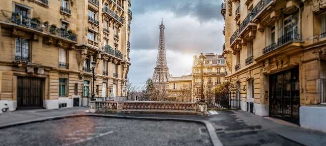 La Tour Eiffel Der Eiffelturm steht in der Mitte einer Stadtstraße