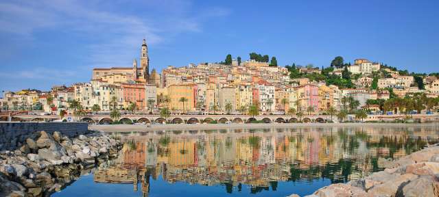Südfrankreich: Menton Eine Stadt mit vielen bunten Gebäuden spiegelt sich im Wasser