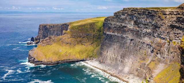 Klippen von Moher Eine Klippe über dem Ozean an einem sonnigen Tag