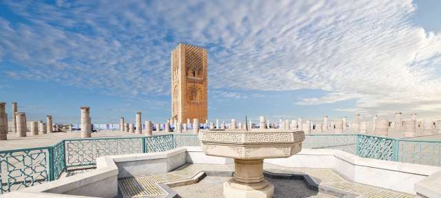 Rabat: Tour Hassan Tower Ein Brunnen mit einem Turm im Hintergrund
