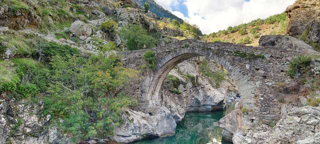 Eine Brücke über einen Fluss in einem Tal