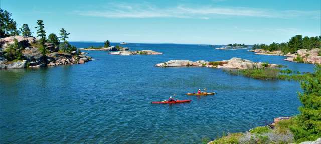 Killarney Provincial Park: Kanutour Zwei Menschen paddeln in roten Kajaks auf einem See