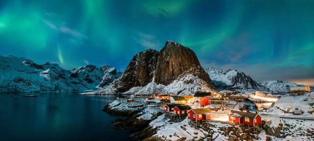 Polarlichter spielen über Hamnoy: Norwegen