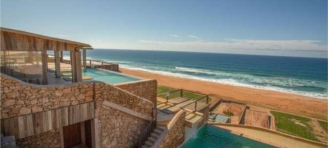 Schöner Blick auf den Ozean: Lodge am Cap Bedouzza Ein Haus mit einem Pool und Blick auf den Ozean