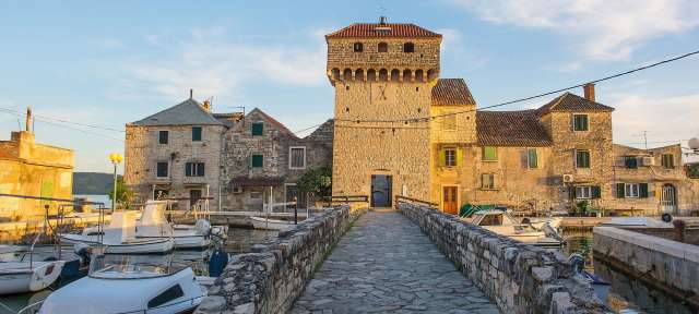 Festung aus dem 16. Jahrhundert: Kastela Eine Steinbrücke führt zu einem Gebäude mit einem Turm darauf