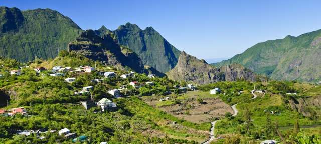Ein kleines Dorf inmitten einer grünen Bergkette
