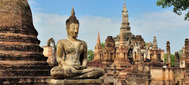 Sukhotai: historischer Park in Thailand Eine buddhistische Statue sitzt in einem alten Tempel
