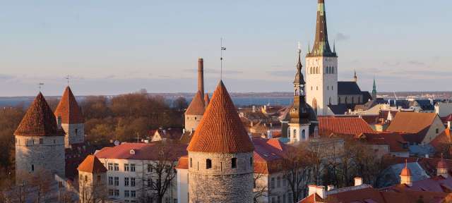 Eine Stadt mit vielen Gebäuden und einem Turm