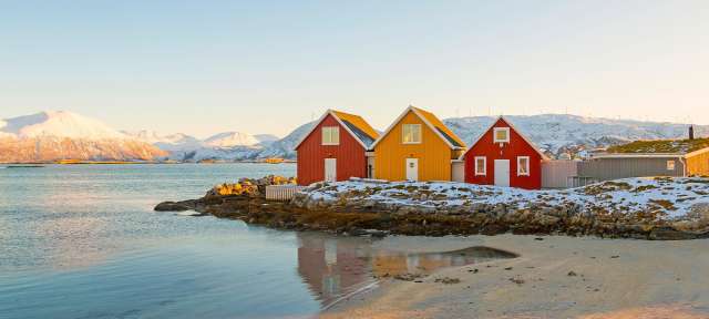 Außergewöhnlich schön: Norwegen Eine Reihe von roten und gelben Häusern an einem Strand