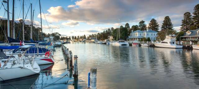 Hafen von Port Fairy Eine Reihe von Booten, die in einem Hafen festgemacht sind