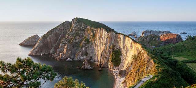 Eine Straße führt an einer Klippe ins Meer