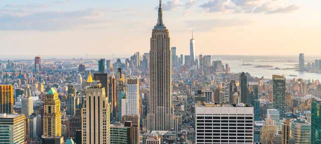 Die skyline von new york city mit dem empire state building im vordergrund