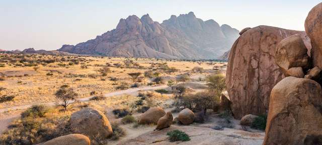 Malerische Aussicht auf die Spitzkoppe Eine Wüste mit großen Felsen und Bergen im Hintergrund