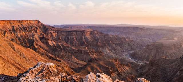 Fish River Canyon Ein Blick auf eine Schlucht mit einem Fluss darunter