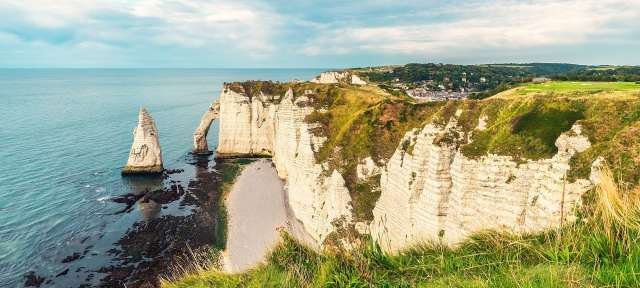 Normandie: Weiße Kreidefelsen von Etretat Ein weißer Felsen steht am Rand einer Klippe über dem Ozean