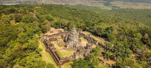 Thailand: Phanom Rung Eine Luftaufnahme eines Tempels inmitten eines Waldes