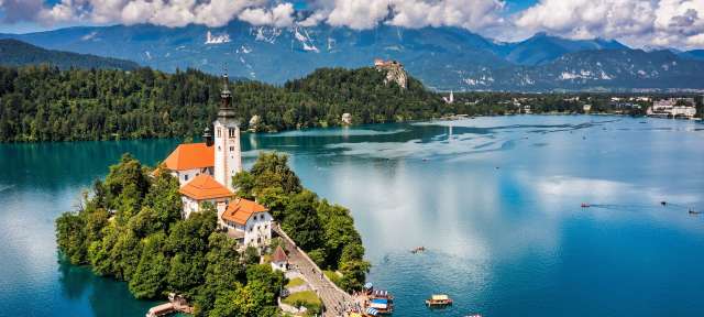Eine Kirche auf einer kleinen Insel in einem See