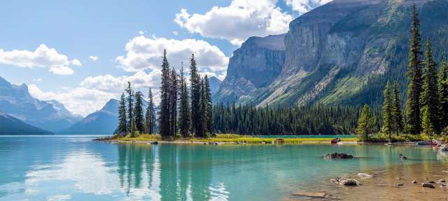 Kanada: Spirit Island Ein See mit Bäumen und Bergen im Hintergrund