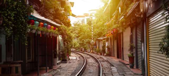Zugstraße von Hanoi Eine sehr schmale Straße mit Bahngleisen in der Mitte