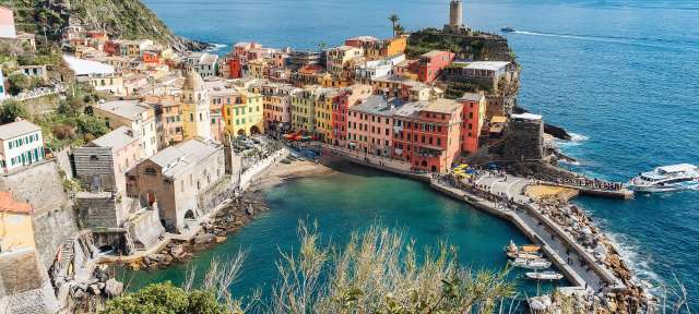 Vernazza in Ligurien: Blick auf den malerischen Hafen Eine Stadt mit vielen bunten Gebäuden und einem kleinen Hafen