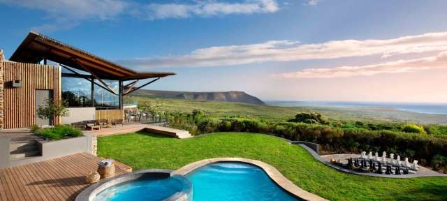 Ein Haus mit einem Pool und einem Schachspiel im Vordergrund