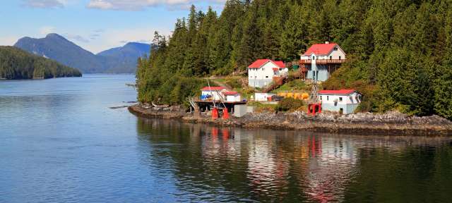 Inside Passage Kanada: Fjorde, Wale und Wildnis Eine Gruppe von Häusern am Ufer eines Sees