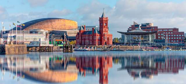 Cardiff: Eine Zeitreise durch die Hauptstadt von Wales Eine Stadt mit vielen Gebäuden in der Nähe des Wassers