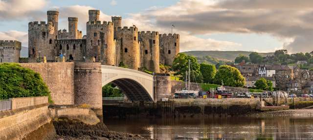 Conwy: Mittelalterliches Flair und berühmtes Castle Eine Brücke über einen Fluss in der Nähe eines Schlosses