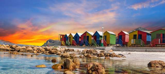 Muizenberg Beach: Hütten aus Holz bei Dämmerung in Kapstadt Muizenberg Beach: Hütten aus Holz bei Dämmerung in Kapstadt