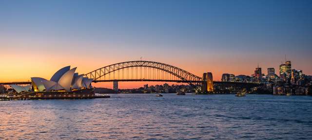 Die sydney harbor bridge mit der opera house im vordergrund