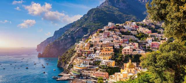 Blick auf Positano Eine Stadt mit vielen Gebäuden und einem Strand in der Nähe des Ozeans