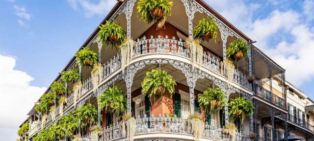 French Quarter in New Orleans, Louisiana Ein großes Gebäude mit vielen Balkonen und Bäumen