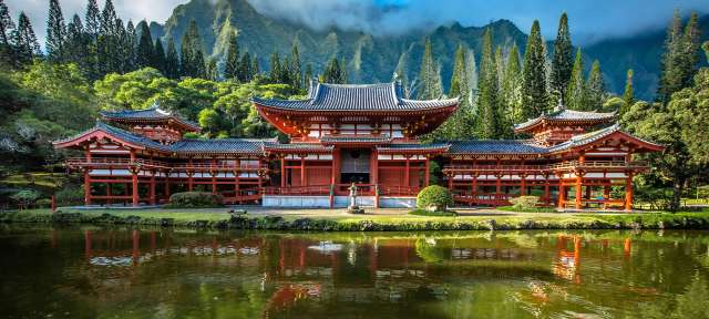 Hawaii: maßstabsgetreue Nachbildung eines Tempels in Uji Jap Ein chinesischer Palast mit einem See im Vordergrund