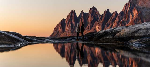 Panoramablick auf die Gebirgskette in Senja