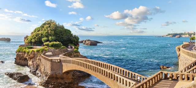 Brücke zur kleinen Insel nahe Biarritz