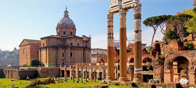 Ewige Stadt: Forum Romanum Die ruinen einer alten römischen stadt mit einer kirche im hintergrund