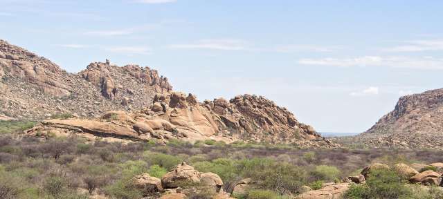 Zerklüftet: Erongo-Gebirge Ein felsiger Berg mit einem blauen Himmel im Hintergrund