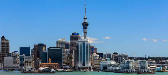 Auckland: Stadt zwischen den Meeren Eine Stadt mit vielen Gebäuden und einem Turm in der Mitte