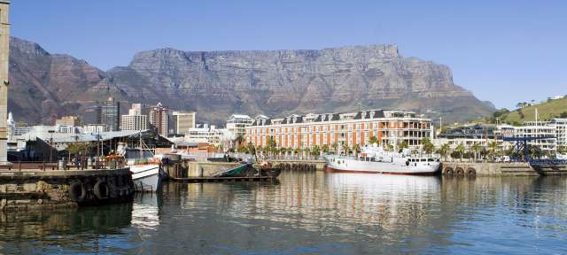 Kapstädter Postkartenidyll: Waterfront und Tafelberg Ein Boot im Hafen mit einem Berg im Hintergrund