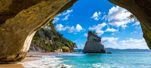 Coromandel Halbinsel: Cathedral Cove Ein Blick auf einen Strand aus einer Höhle