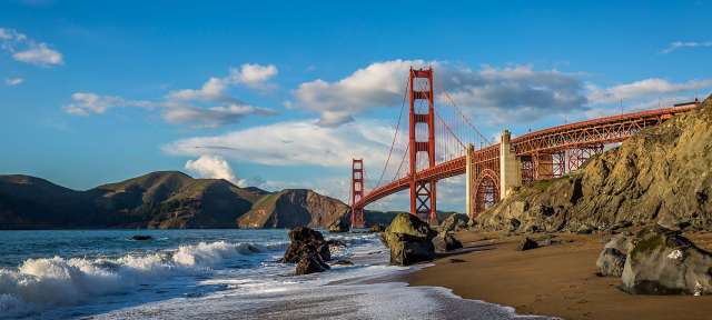 Die golden gate bridge hängt über einem sandigen strand