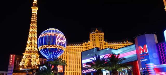 Die Stadt, die niemals schläft: Las Vegas – ©Jason Patrick Ross / Shutterstock.com Die eiffelturm leuchtet nachts in las vegas