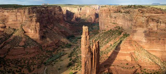Rote Felsen, bizarre Formen: Spider Rock im Canyon de Chelly Eine sehr hohe Felsformation in der Mitte eines canyons