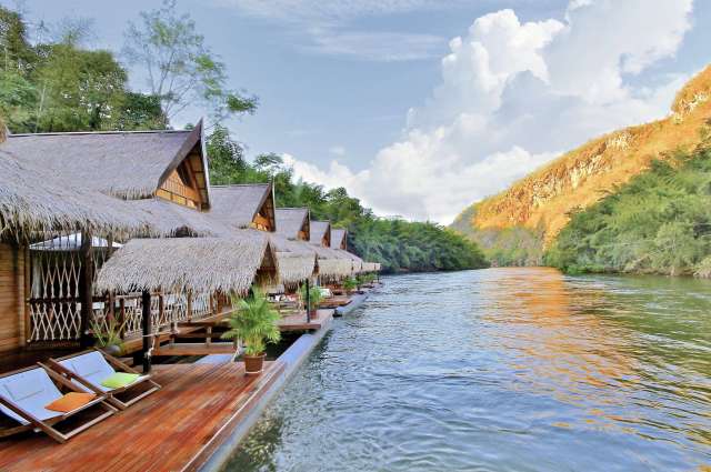 Sanft in den Schlaf gewiegt: Floß-Hotel auf dem River Kwai