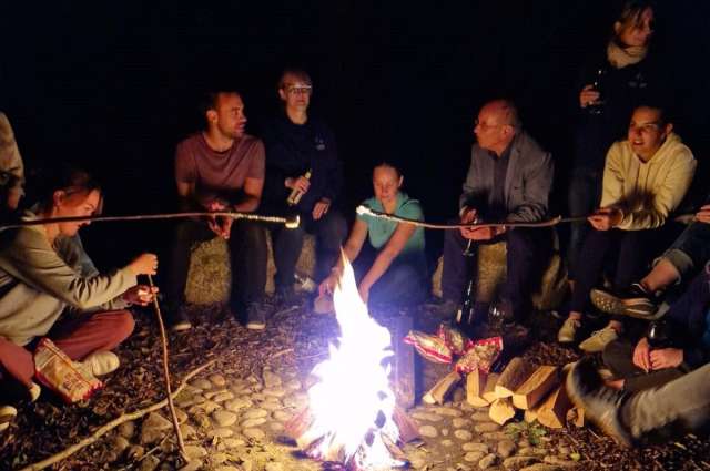 Den Abend ausklingen lassen: Gespräche am Lagerfeuer