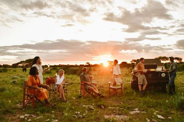 Sundowner in den Weiten Namibias