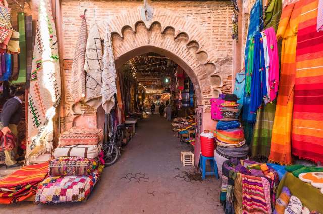 Buntes Warenangebot: Souks