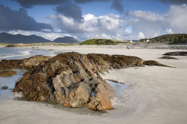 Connemara: baumlose Berge und weite Strände