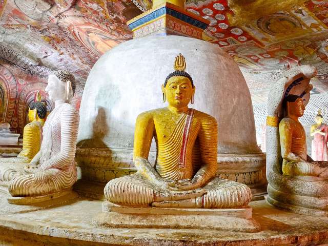Eine Gruppe von buddhistischen Statuen in einem Tempel
