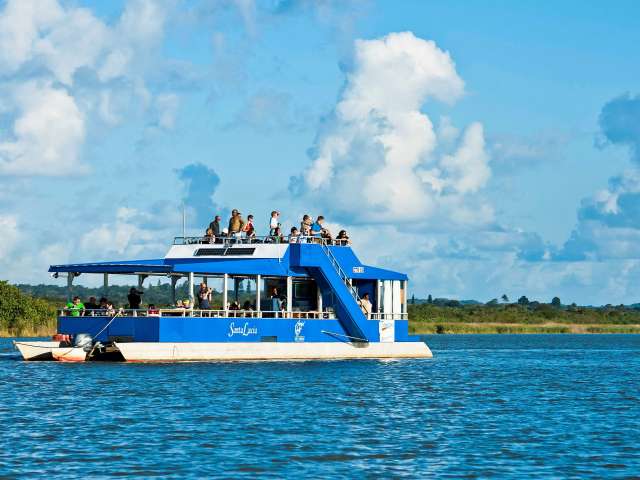 Ein blau-weißes Boot mit der Aufschrift jamaica auf der Seite